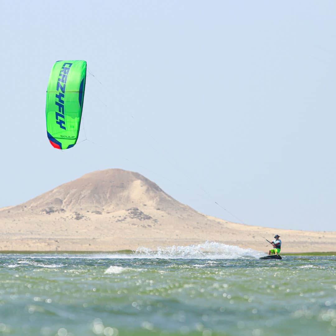 Session de kitesurf le long de la dune