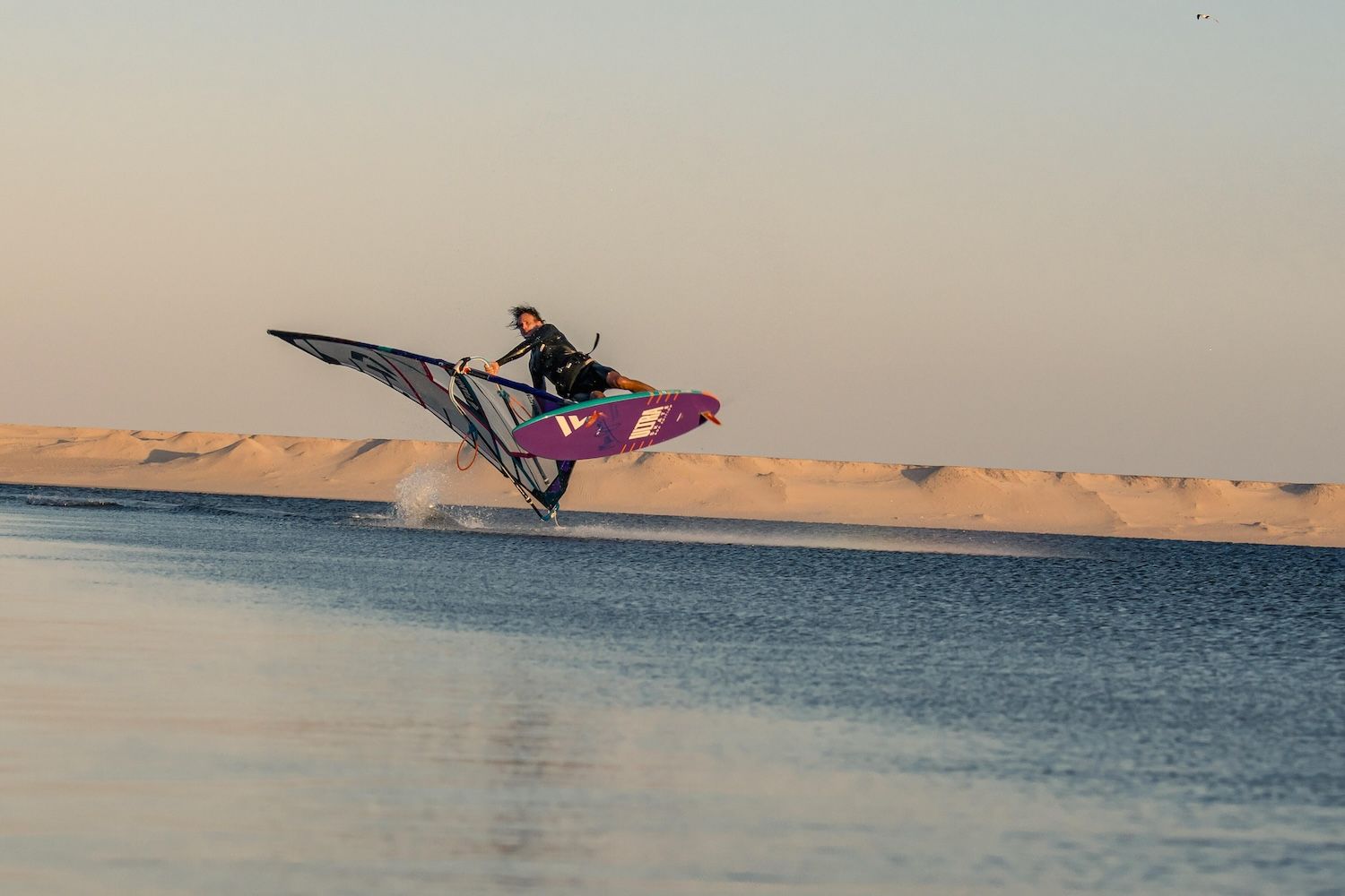 Kitesurf devant les dunes du d&eacute;sert &agrave; Dakhla