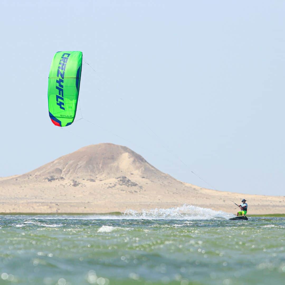 Session de kitesurf dans le d&eacute;sert de Dakhla