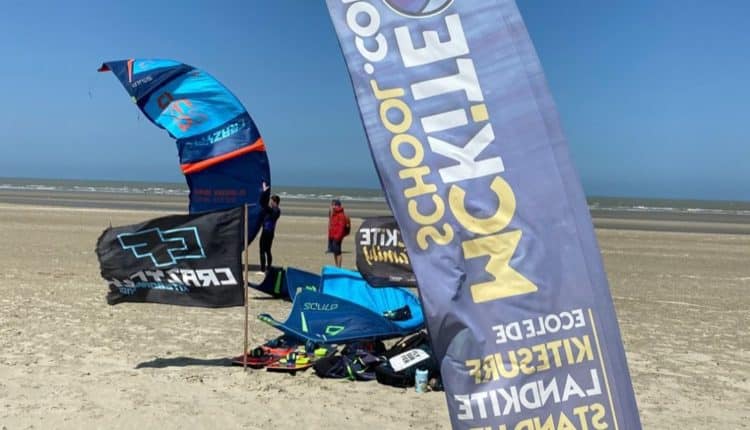 Cours de kitesurf MC Kiteschool sur une plage de la mer du Nord