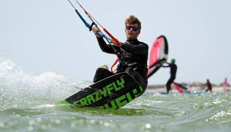 Kitesurfeur en navigation contrôlée
